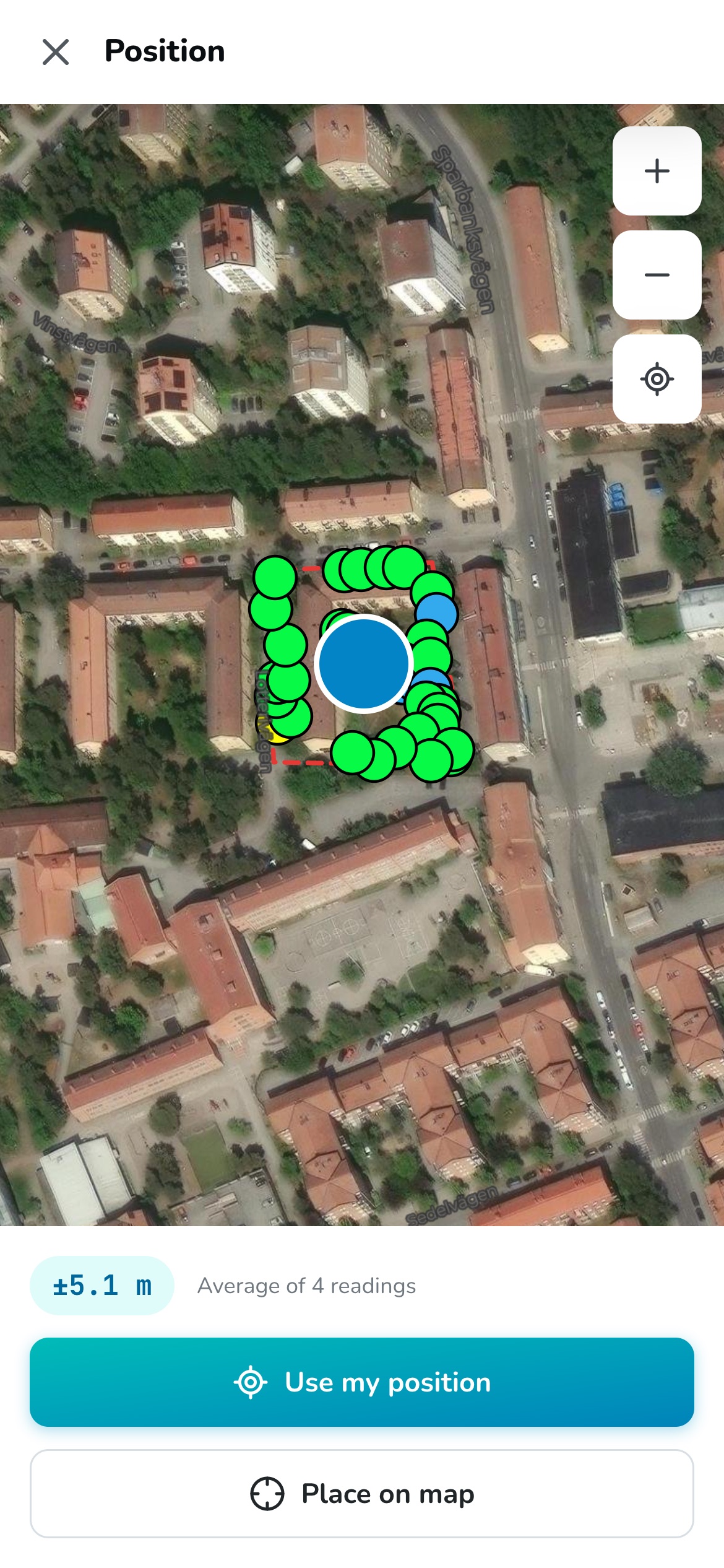 Positionsvyn i helskärm i OrbGIS Mobile över en flygbild med ett trädlager: en blå GPS-prick på kartan och märket ±5,1 m, medelvärdet av fyra mätningar, ovanför knappen Använd min position